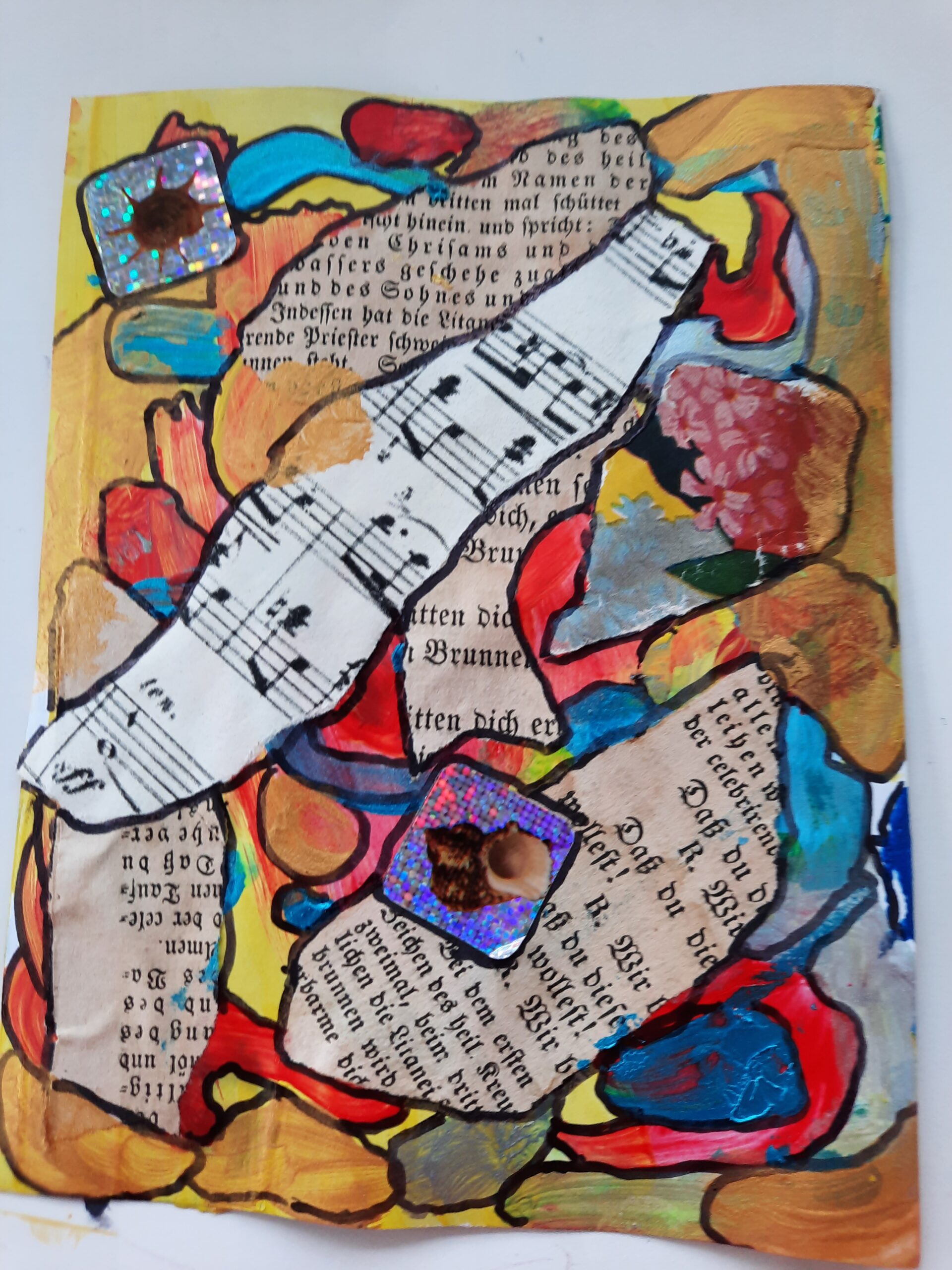 Junk Journal Eine Junk Journal Seite, bemalt und mit Papier beklebt