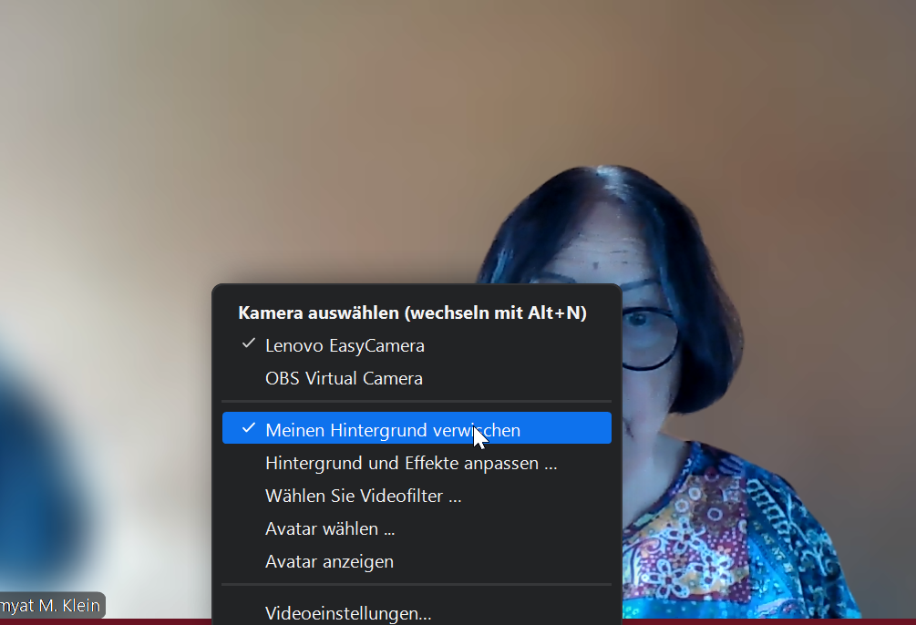 Hintergrund verwischen Zamyat sitzt vor einem verwischten Hintergrund bei Zoom