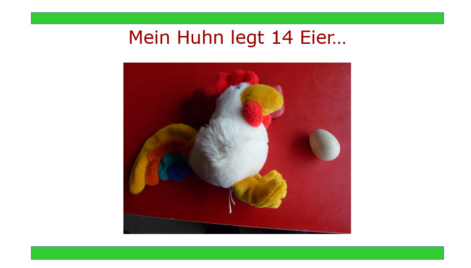 Huhn und Ei Ein bunter Plüschhahn und ein Ei auf rotem Untergrund