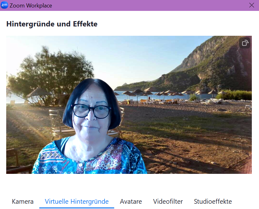Virtueller Hintergrund bei Zoom Zamyat vor einem virtuellen Hintergrund bei Zoom, auf dem man die Bucht von Cirali sieht