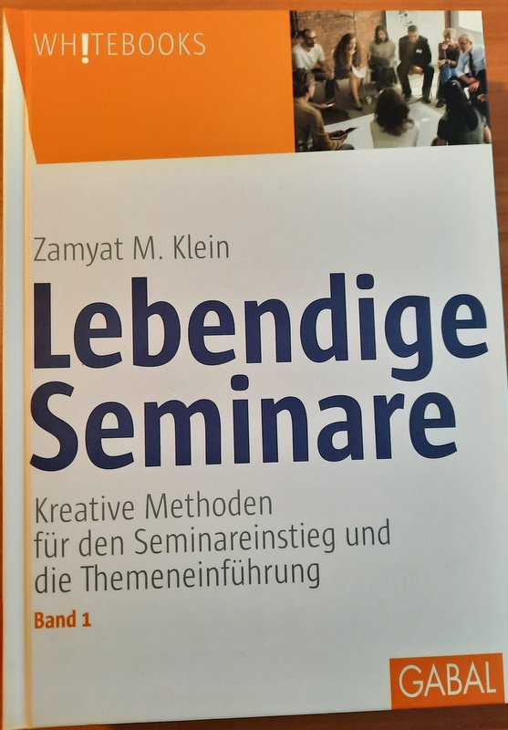Lebendige Seminare, Bd. 1 Buchcover Lebendige Seminare, Band 1. Kreative Methoden für den Seminareinstieg und die Themenfindung. Rechts oben ein kleines Foto von Menschen im Stuhlkreis