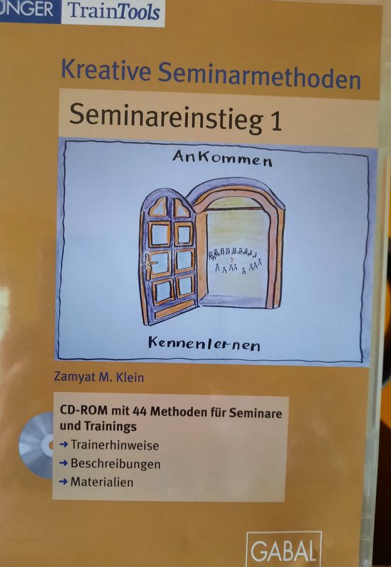 Seminareinstieg 1 Cover der CD-ROM: Seminareinstieg, 1 , Ankommen, Kennenlernen. Das gemalte Bild einer offenen Tür