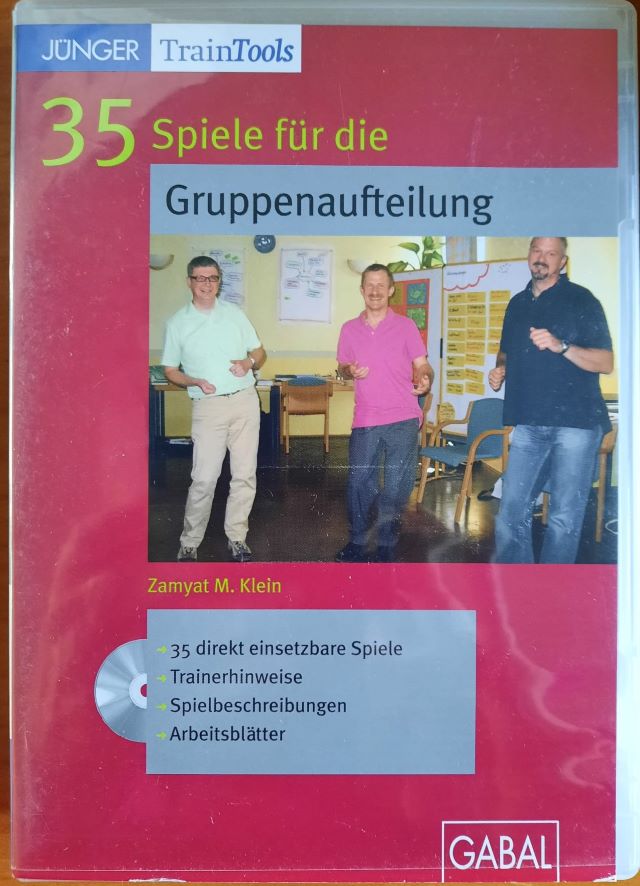 Gruppenaufteilung Methoden Methoden zur Gruppenaufteilung, 3 Teilnehmern, die in einem Seminarraum eine bewegte Übung machen