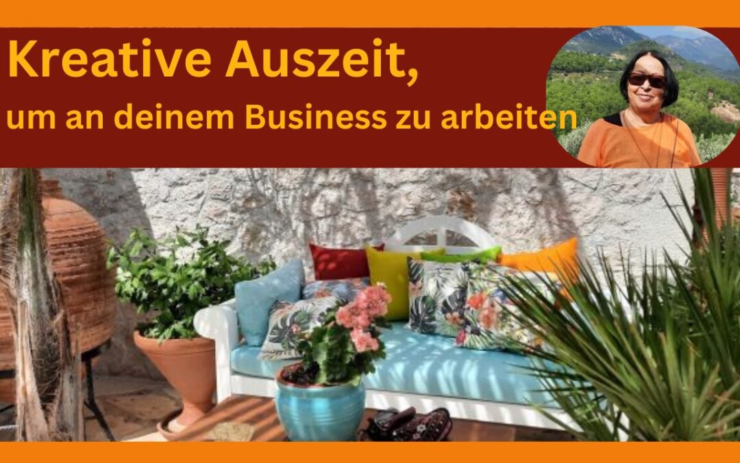 Eine weiße Bank mit bunten Kissen vor einer weißen Hauswand, mit Palmen und Blumentöpfen. Titel: Kreative Auszeit, um an deinem Business zu arbeiten