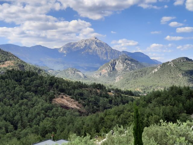 Weiter Blick über ein Tal auf den Tahtali und andere Berge