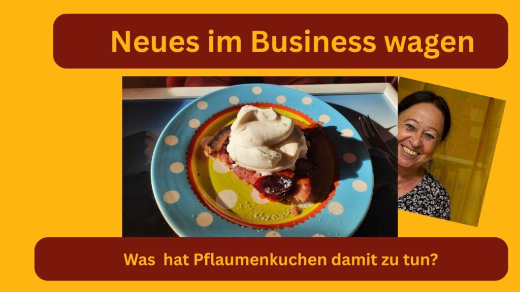 Ein Stück Pflaumenkuchen mit Sahne auf einem blauen Teller mit weißen Punkten. Text: Neues im Business wagen - Was hat Pflaumenkuchen damit zu tun?
