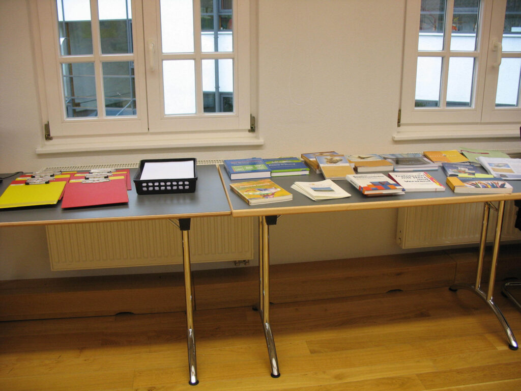 Büchertisch im Seminar mit Klemmbrettern und Papier