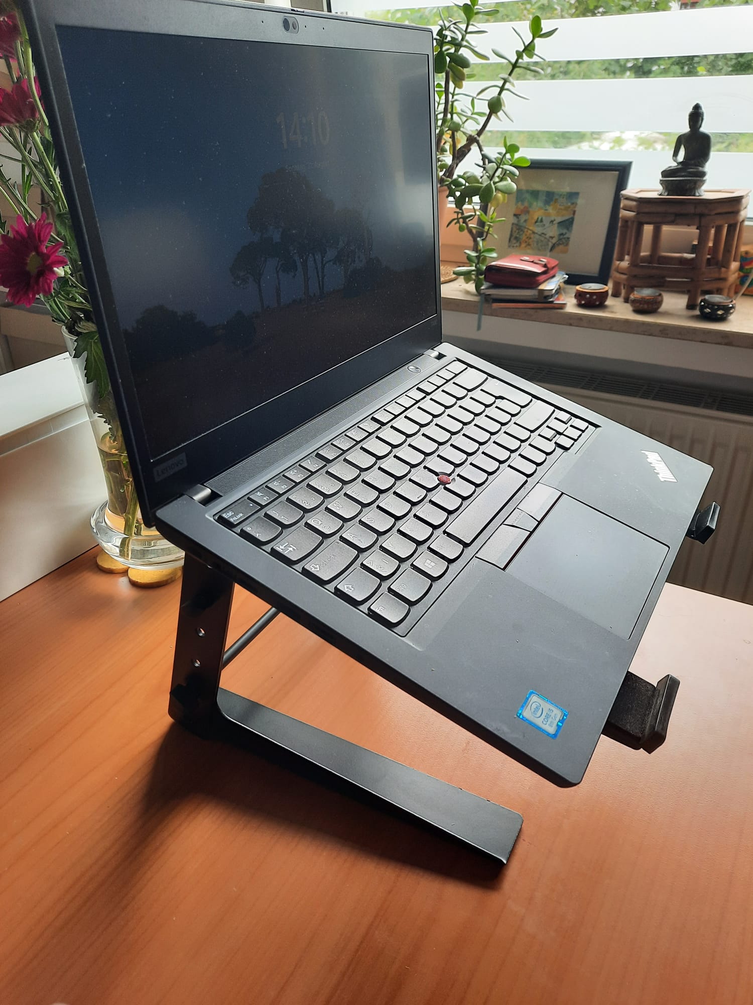 Laptop steht auf schwarzem Metall-Ständer