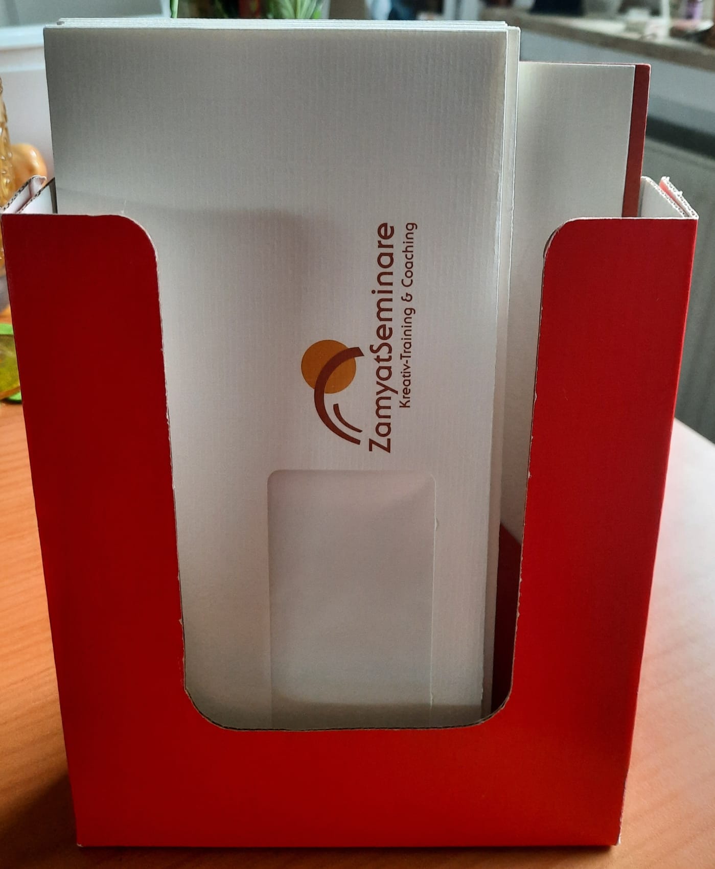 Prospektständer aus roter Pappe