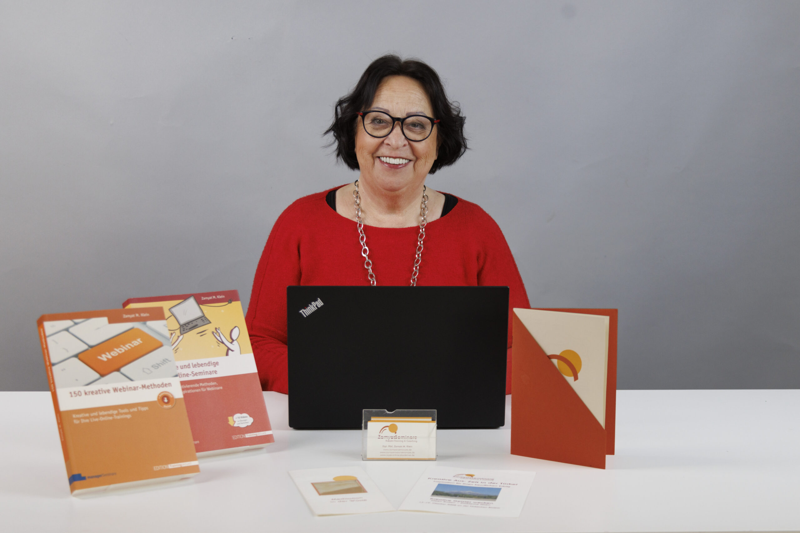 Zamyat am Laptop Zamyat am Laptop mit ihren 2 letzten Büchern