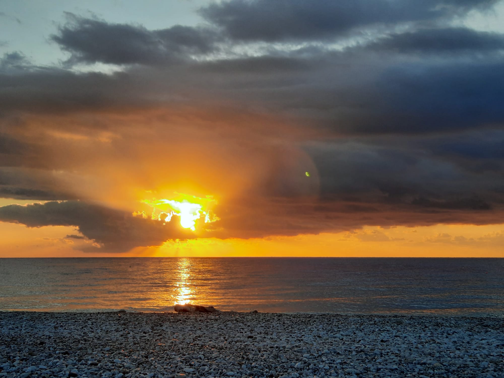 Sonnenaufgang über dem Meer mit Wolken