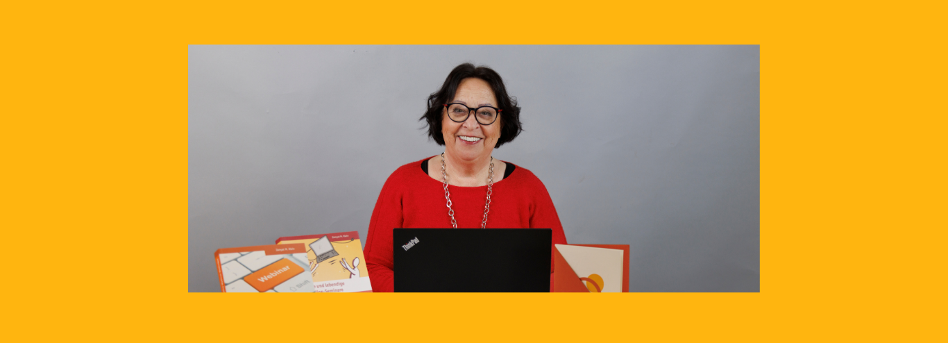 Zamyat sitzt mit Brille am Laptop